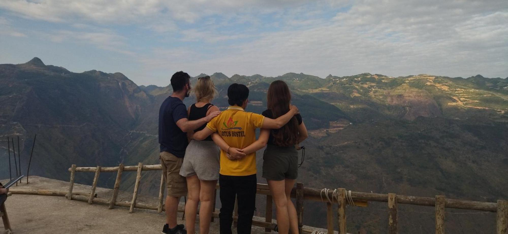 Ha Giang Lotus Hostel Motorbikes Tours Dış mekan fotoğraf